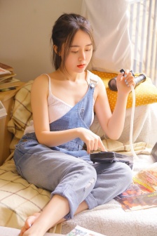 稚嫩的小奶头被咬得又红又肿